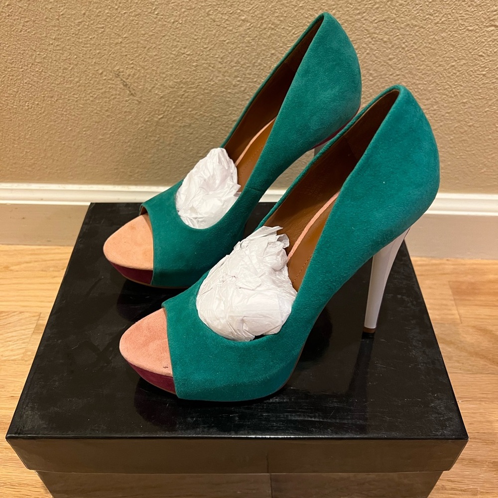 Boutique 9 Claudius Pump Green Suede Heels. Brand New Size 6.